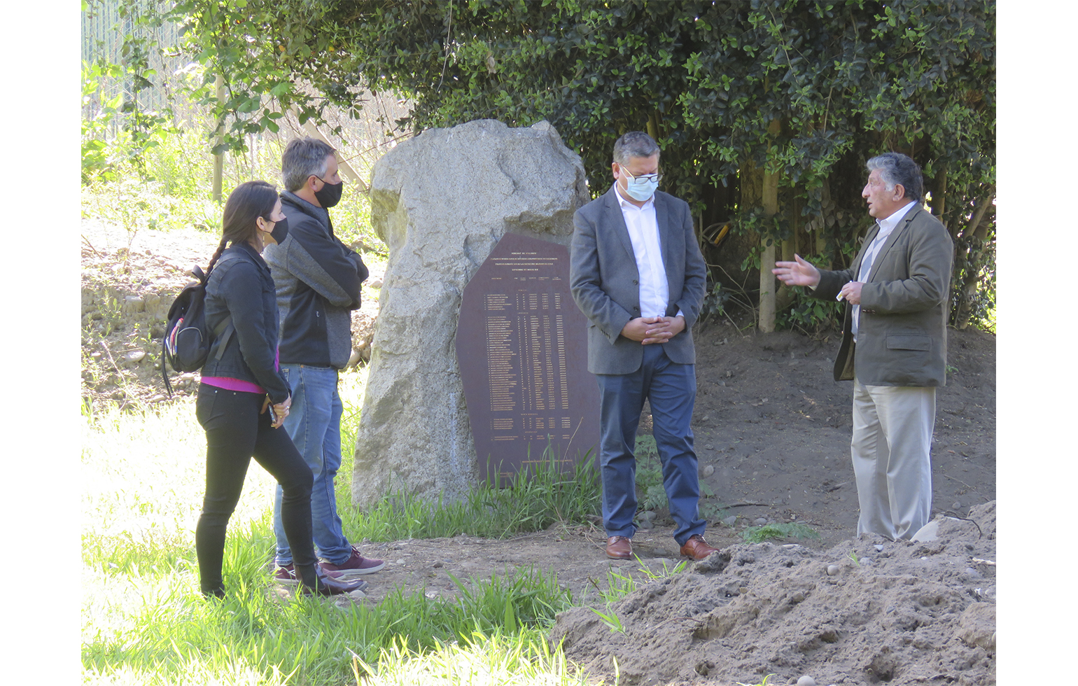 El presidente de la AIDM, Hernán Curiñir recorrió con el Alcalde de Temuco, Roberto Neira, el Memorial Mapuche ubicado en la Isla Cautín.