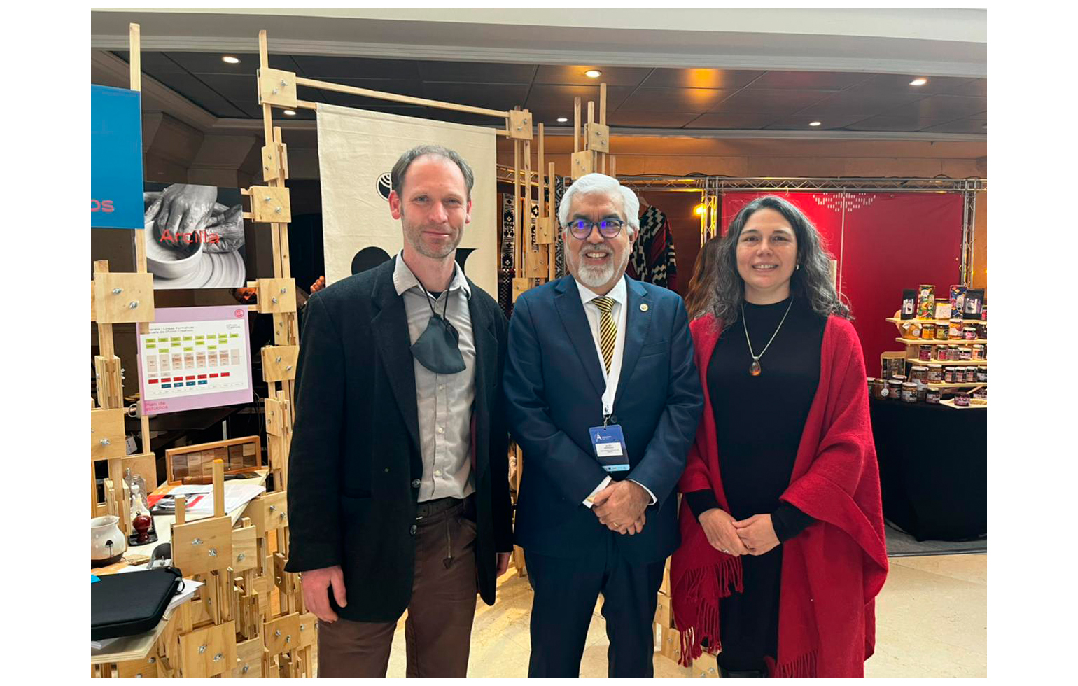 Martín Puppe, académico Licenciatura en Artes Visuales, Aliro Bórquez, rector UCT y Tania Salazar, coordinadora Programa de Artesanías UCT