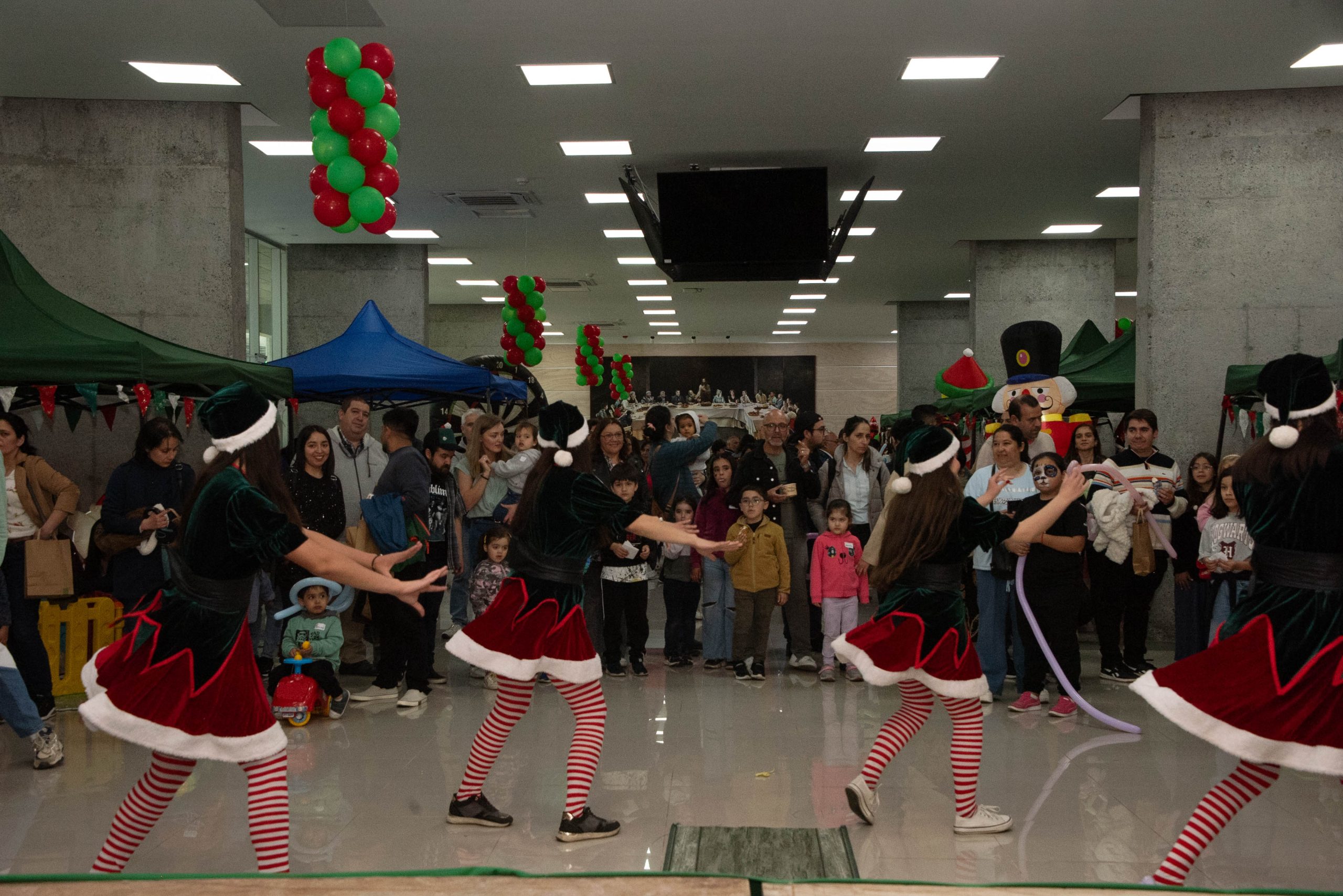 Más de 200 hijas e hijos de funcionarios de la UCT llegaron al Campus San Francisco a celebrar la Navidad