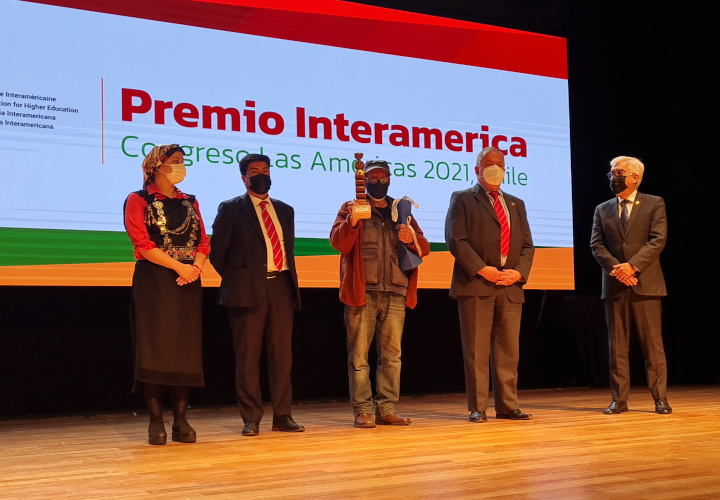 Rectores del sur de Chile entregaron Premio Interamerica CAEI 2021 a Elicura Chihuailaf