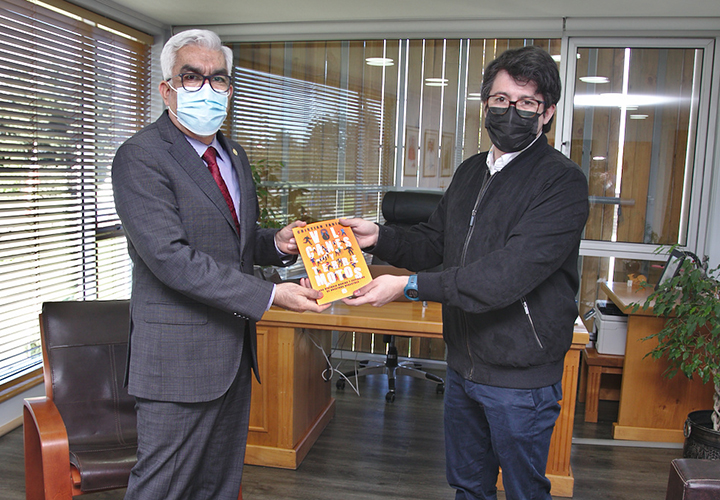 Académico Cristian Farías presenta su libro "Volcanes y Terremotos" al Rector UCT