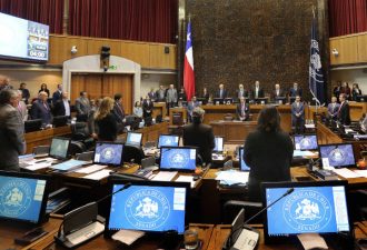 Decano Juan Mansilla participa en sesión del Senado sobre nombramientos en el CNED