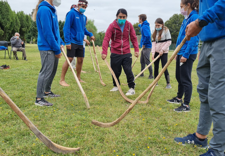 Jugadores de hockey de la UC juegan palín en canchas de la UCT