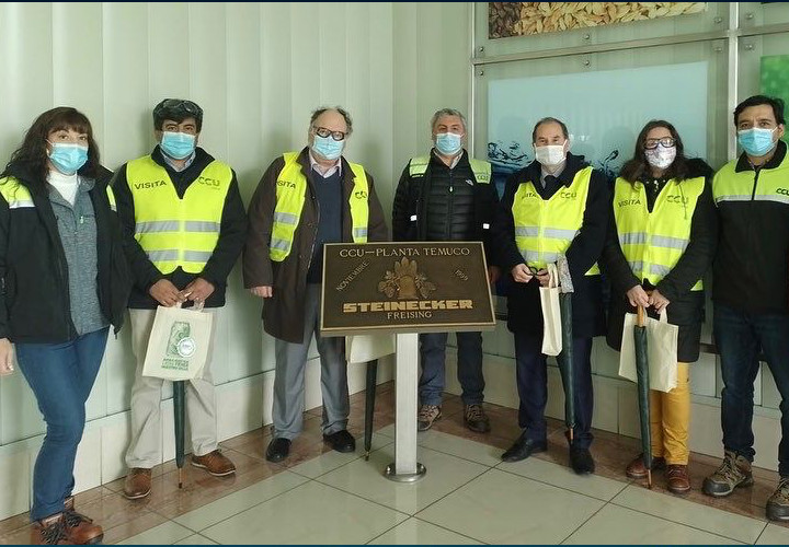 Investigadores del Instituto RUKAKO y de la UCT conocen en terreno políticas ambientales y de uso eficiente de agua y energía de empresa CCU