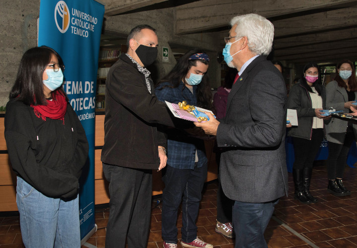 Premiaron a lectores y escritores de la UCT para celebrar el Día del Libro y del Derecho de Autor