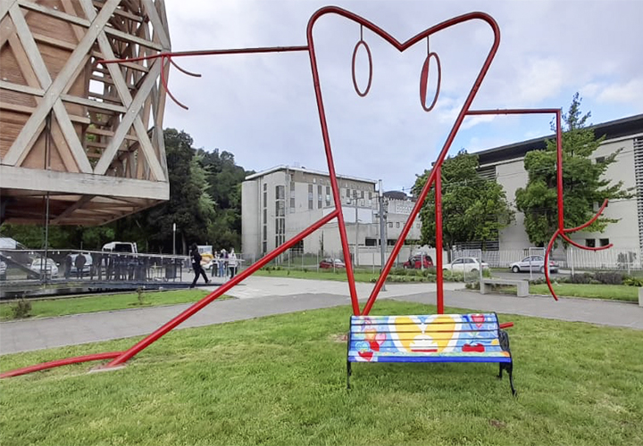 Estudiantes de Artes Visuales participan en proyecto inclusivo "Bancas Pintadas"