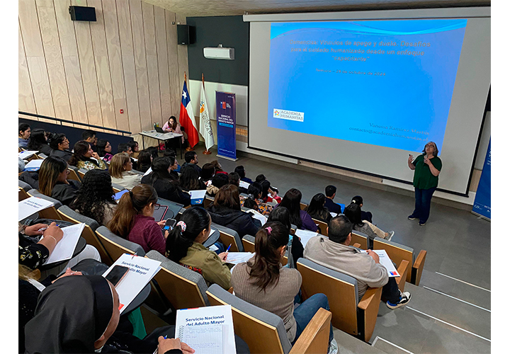 UCT capacita a profesionales y cuidadores de ELEAM de la región sobre lineamientos y estrategias para abordar la demencia y su impacto en el entorno