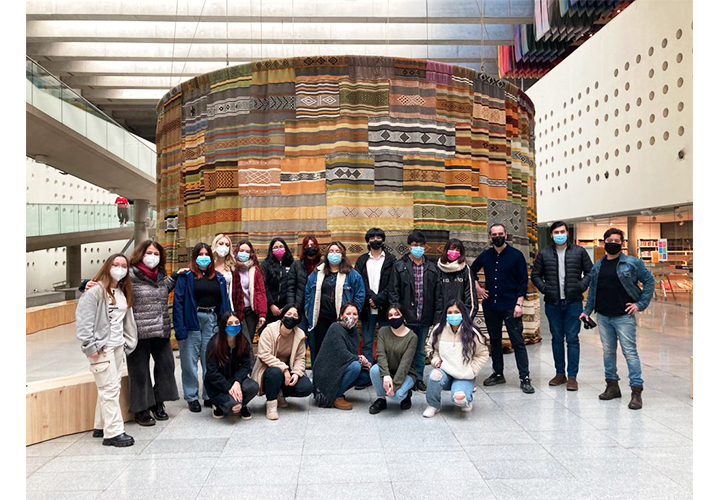 Estudiantes de Artes Visuales realizan gira a centros culturales en Santiago