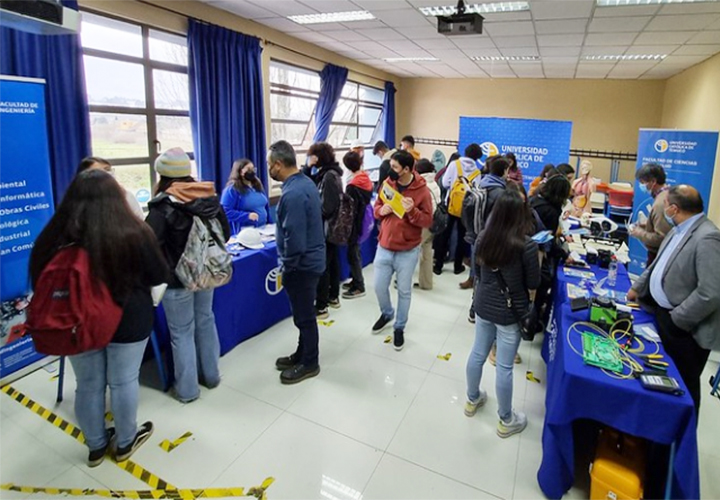 UCT estuvo presente en Feria Vocacional del Liceo Camilo Henríquez