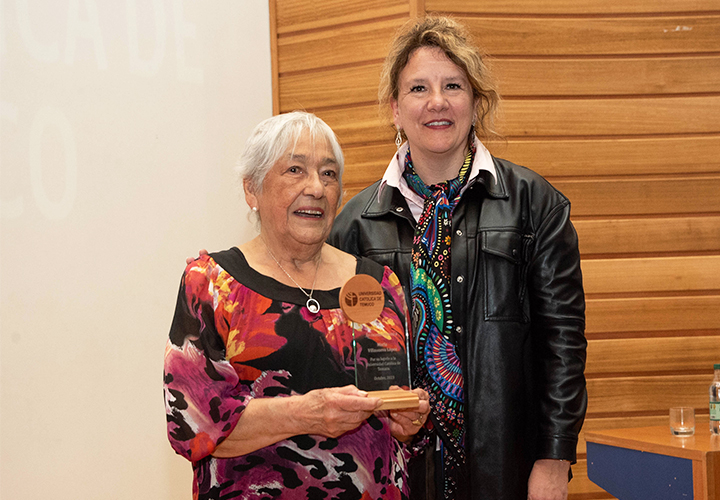 "Reconstruyendo la memoria": UC Temuco homenajeó la trayectoria de la ilustre ex funcionaria María Villanueva