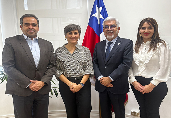 Autoridades universitarias se reúnen con la Ministra de Salud para darle a conocer nuestra carrera de Medicina.