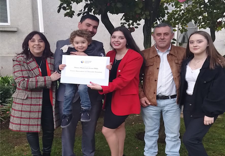 "Como mamá y esposa me siento orgullosa de haber cumplido mi sueño": Mónica Larson, titulada de Técnico Universitario en Educación Parvularia