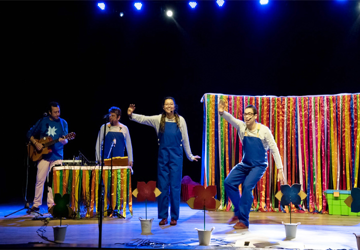 Hijos e hijas de funcionarios disfrutaron con entretenida obra de teatro