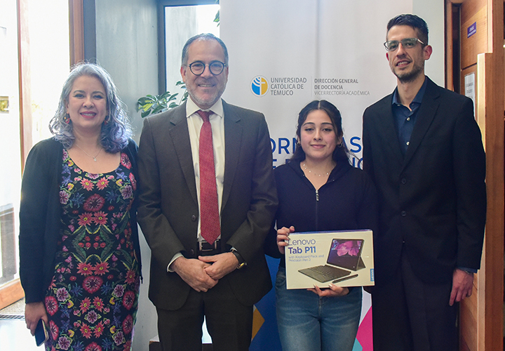 Estudiante de Pedagogía Media en Matemáticas recibe su premio por participar en la Encuesta de Opinión del Desempeño Docente