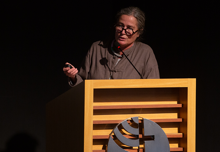 La materia y el paisaje: Marcela Correa inaugura el año académico de Artes en la UC Temuco con una reflexión sobre el hacer artístico
