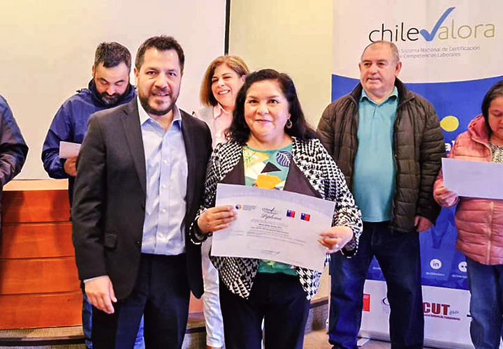 Hito en la zona sur: UC Temuco realiza exitosa ceremonia de certificación a funcionarios municipales de la Región de Aysén