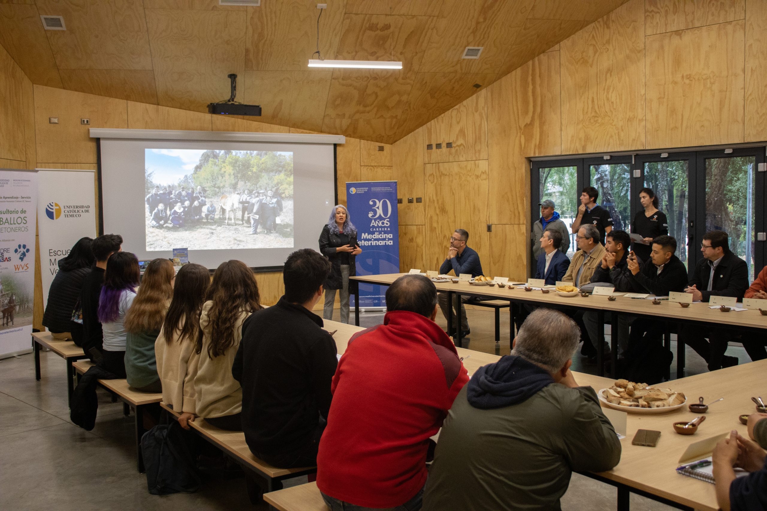 Diálogo y aprendizaje: UCT realiza encuentro comunitario sobre el Consultorio de Caballos Carretoneros y saberes mapuches