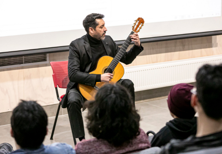 Esteban Espinoza brindó un Concierto de Guitarra Latinoamericana en la UC Temuco