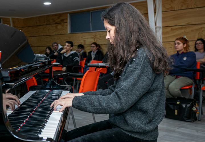Profesor de Academia de Artes Musicales de la UCT impartió charla para superar el pánico escénico