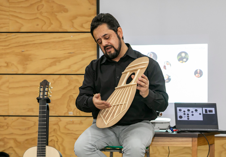 Guitarras y lutería en la UCT: exposición y concierto de guitarra clásica deleitó a la comunidad temuquense