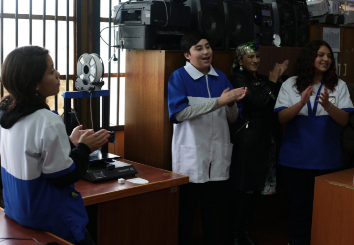 Alumnos de Liceo de Teodoro Schmidt conocen y reciben impresora 3D para su educación