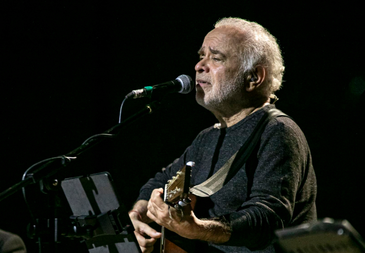 Cantautor nacional Fernando Ubiergo cerró mes de aniversario de la UCT con masivo concierto