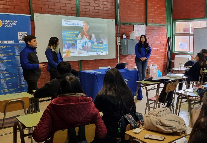Equipo de Difusión de la UCT continúa con sus jornadas informativas en establecimientos educacionales de la región