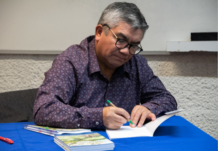 Exalumno de la Universidad Católica de Temuco presentó su libro de poemas "Trekan Antü"