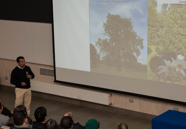 Patrimonio Natural: Académico lanzó guía sobre flora nativa presente en los Campus de la UCT