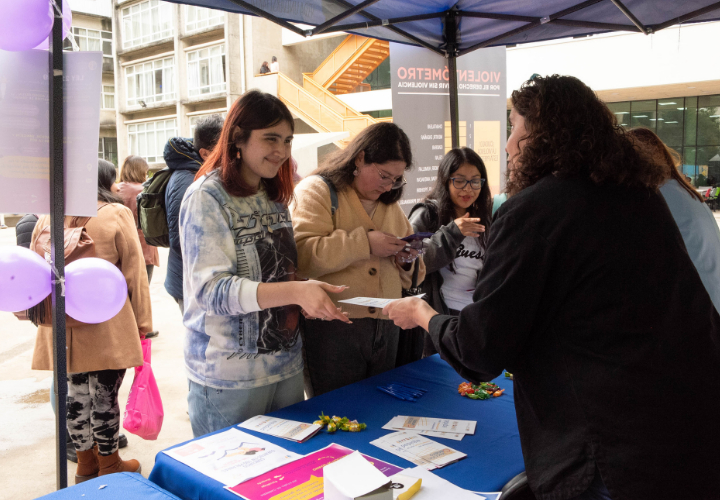 Dirección de Género UCT realizó feria informativa en conmemoración del 8M