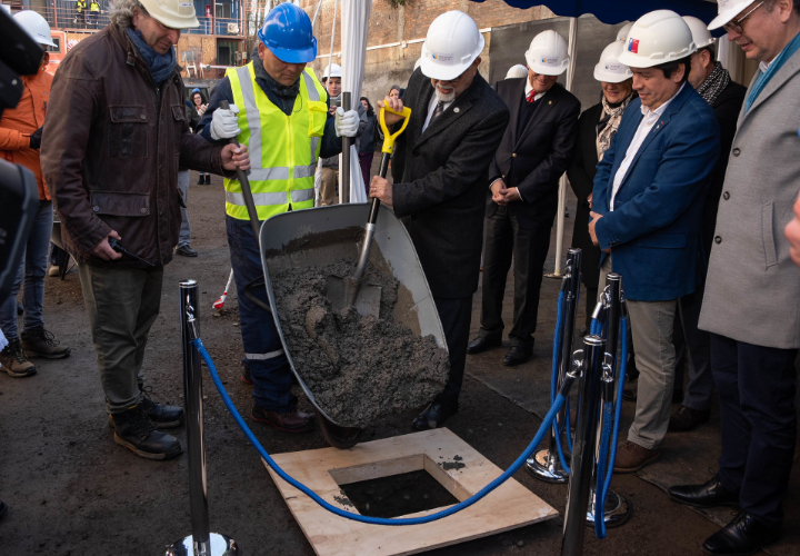 Rectores de la UCT y PUC instalaron Primera Piedra del nuevo Hospital de Simulación Clínica