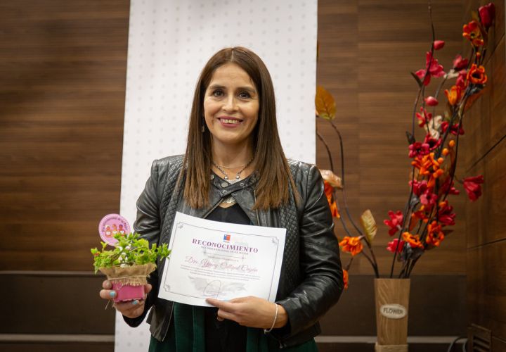 8M: Directora de Escuela de Medicina UCT fue homenajeada por Complejo Asistencial de Padre Las Casas
