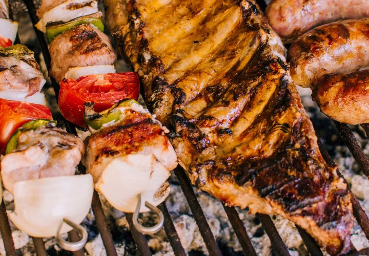 Por un 18 más saludable: UCT hace un llamado a moderar el consumo de carnes y consumir abundantes vegetales