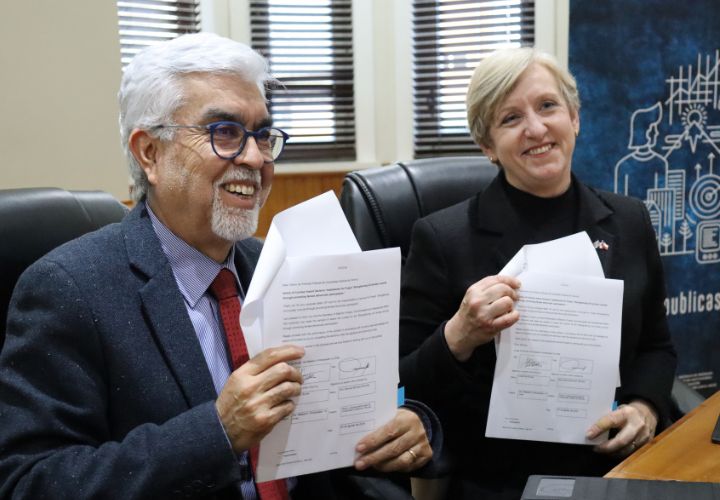 Embajada Británica y Centro de Políticas Públicas UCT firman acuerdo para proyecto sobre el fortalecimiento de la participación femenina en los COSOC