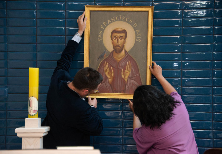 La UC Temuco recibe e instala ícono de San Francisco como símbolo de identidad y fe