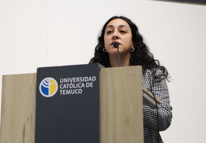 Estudiantes firman carta de compromiso para la nueva versión del programa Lideresas en la UC de Temuco