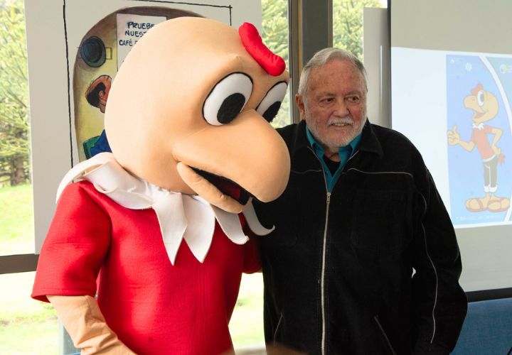 74 años de Condorito; Premio Altazor 2006 y dibujante de la revista Hervi participó en emotivo coloquio UCT