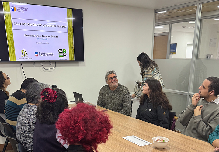 Académico de la Universidad de Barcelona ofrece clase sobre comunicación a estudiantes de pedagogía UCT