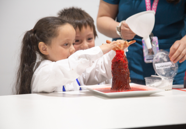 Niñas y niños de la Familia CEETU sorprenden con experimentos científicos en UC Temuco