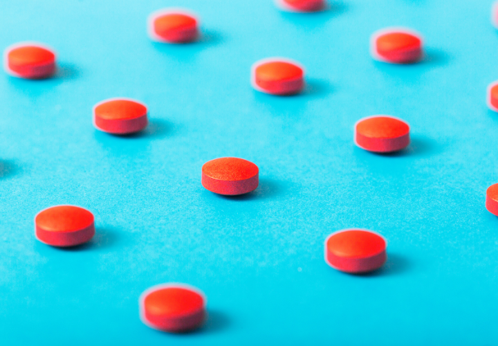 No más colorante rojo N°3: Académicos UCT explican el impacto de la eliminación de la eritrosina en EEUU por potenciales riesgos cancerígenos