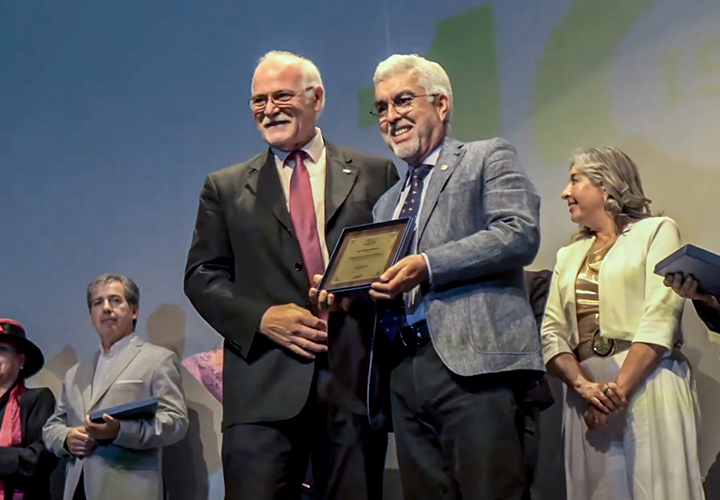 UCT fue reconocida en la celebración de los 100 años de la Cámara de Comercio de Temuco por su aporte al desarrollo educacional