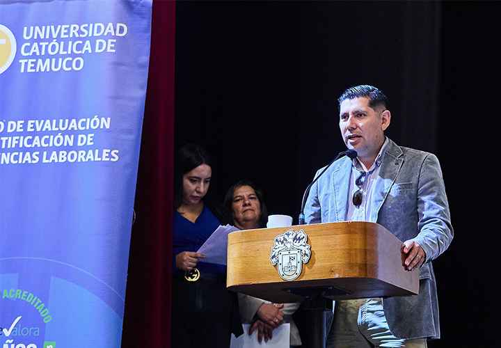 Valdivia celebra hito regional con certificación de funcionarios municipales por medio de la UC Temuco