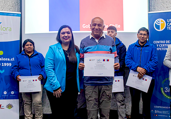 Funcionarios municipales de 14 comunas de Los Lagos certifican sus competencias laborales con la UC Temuco