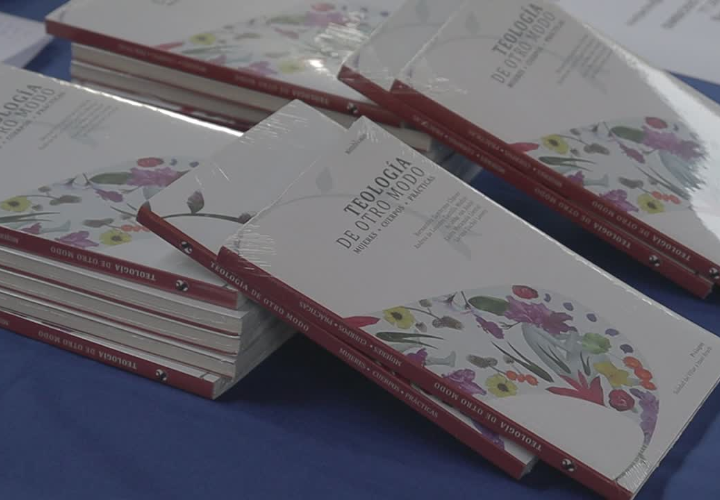 Presentan libro que repiensa la teología desde una perspectiva feminista en la UCT