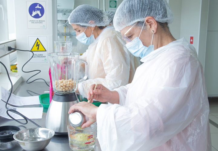 SENAMA y UC Temuco entregan estrategias para mejorar la manipulación de alimentos en los ELEAM